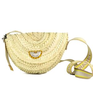 ➤ Capazo Cacharel · Capazo pequeño ovalado · Con solapa · Palma natural · Color Natural - Capazo pequeño ovalado con solapa y asa bandolera de la marca Cacharel.