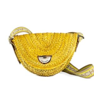 ➤ Capazo Cacharel · Capazo pequeño ovalado · Con solapa · Palma natural · Color amarillo - Capazo pequeño ovalado con solapa y asa bandolera de la marca Cacharel.